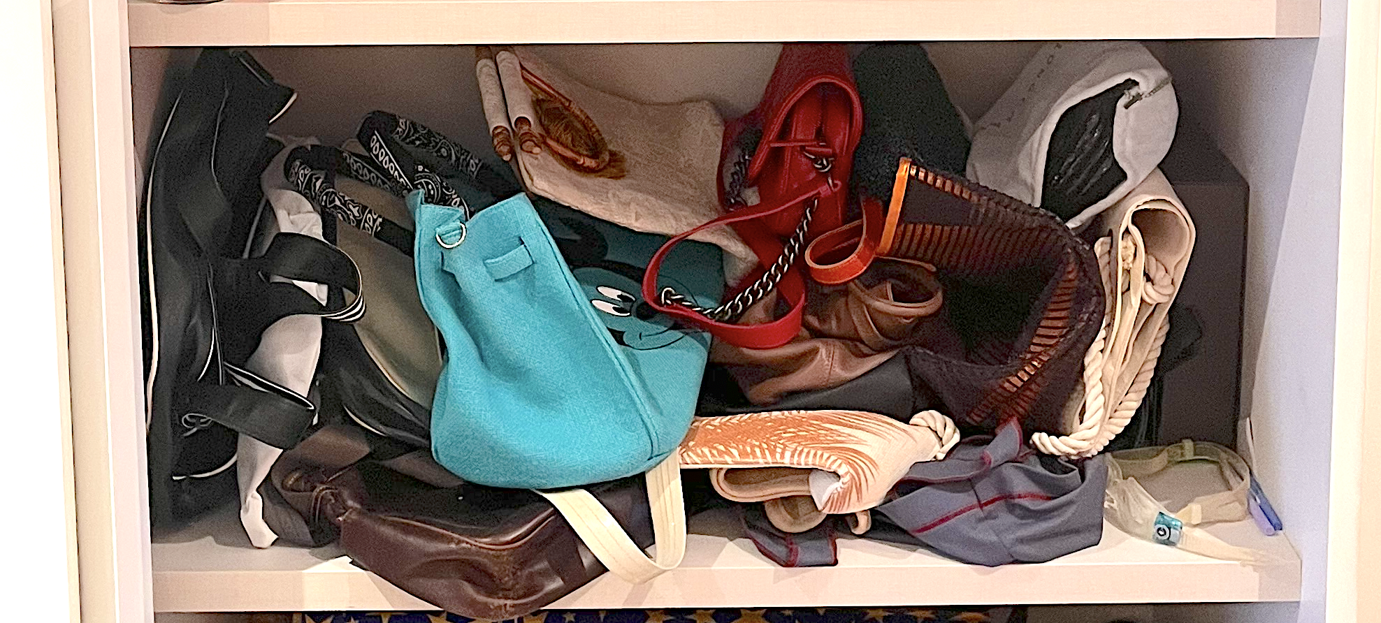 Etagère de sacs en bazar